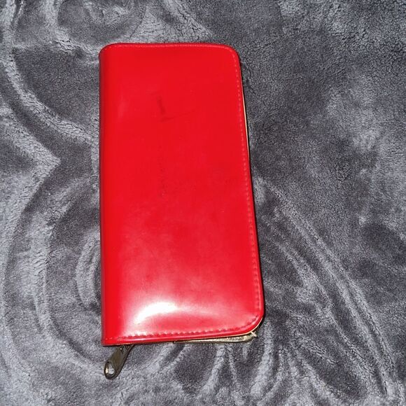 Elegant Red Wallet with Gold Accents - Picture 2 of 6